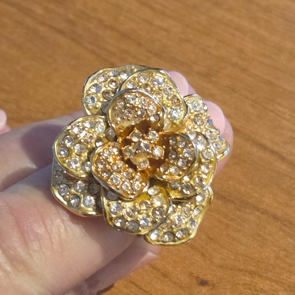 JOAN RIVERS  CRYSTAL FLOWER RING - STATEMENT PIECE!